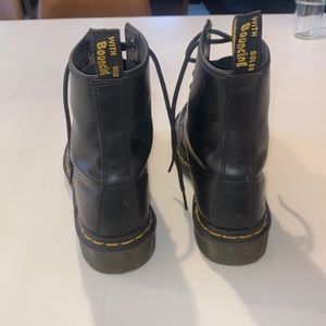 plain black lace up doc martens women’s size 7
